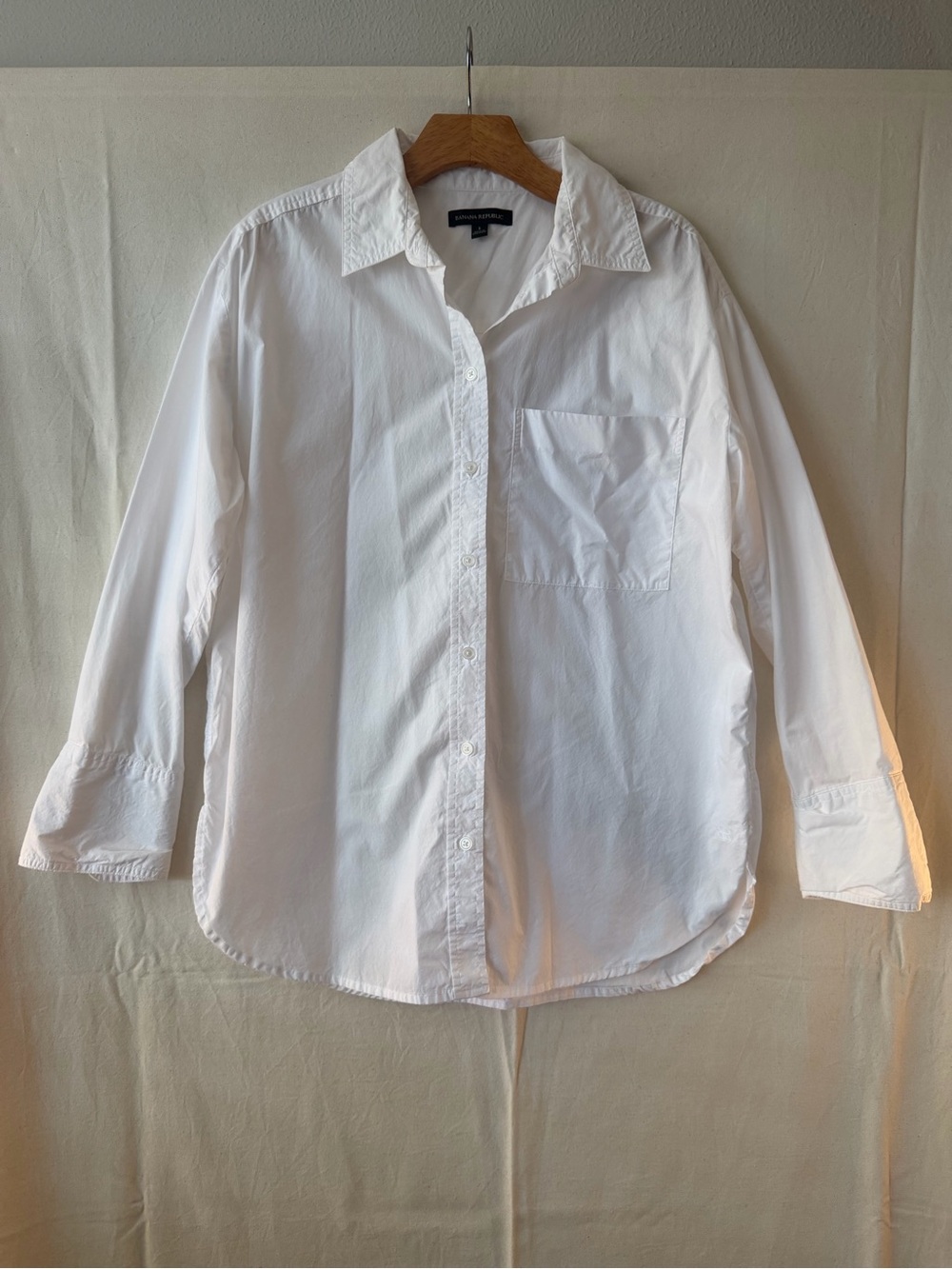 Classic Crispy White Banana Republic Women’s Button-Up Shirt
